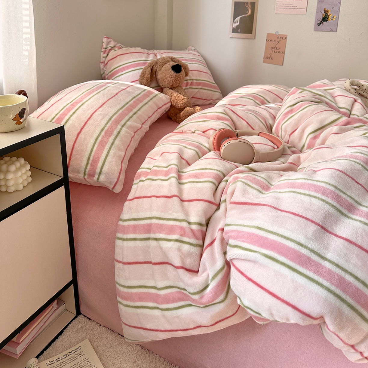 91家纺网 家纺一手货源 找家纺 艾咪-Amy ntmy 2025新款治愈系条纹牛奶绒四件套 粉奈新粉