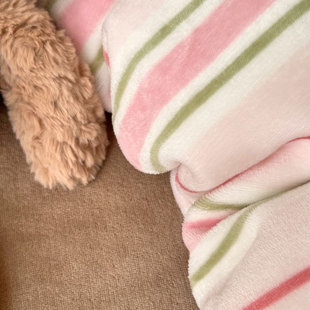 91家纺网 家纺一手货源 找家纺 艾咪-Amy ntmy 2025新款治愈系条纹牛奶绒四件套 粉奈焦糖