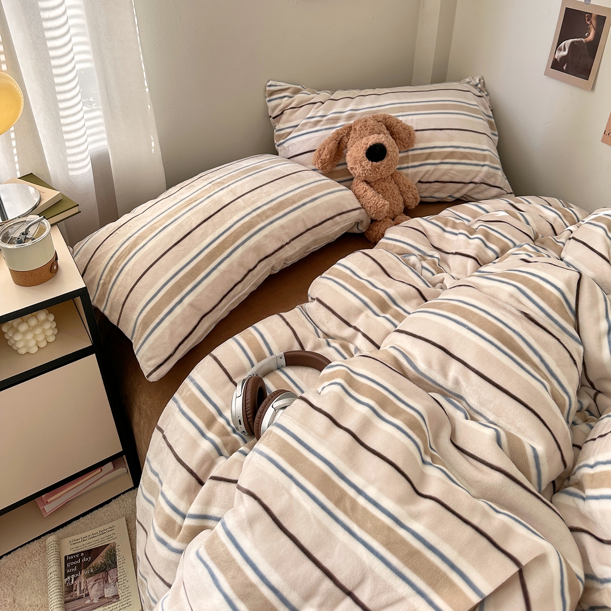 91家纺网 家纺一手货源 找家纺 艾咪-Amy ntmy 2025新款治愈系条纹牛奶绒四件套 奶咖焦糖