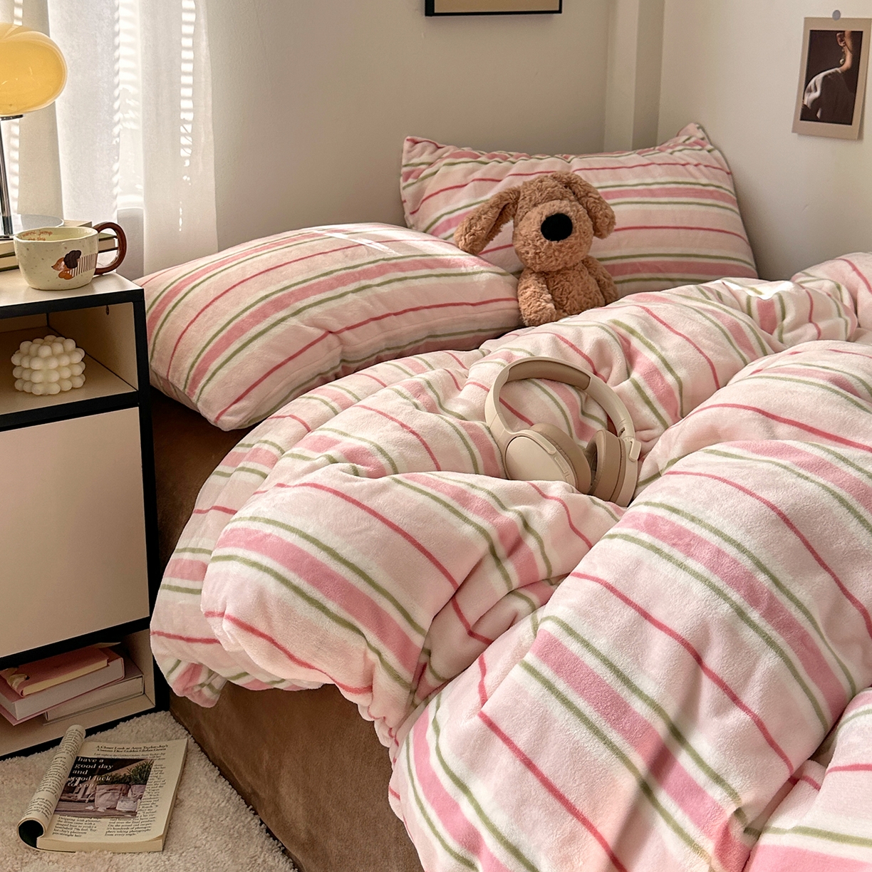 91家纺网 家纺一手货源 找家纺 艾咪-Amy ntmy 2025新款治愈系条纹牛奶绒四件套 粉奈焦糖