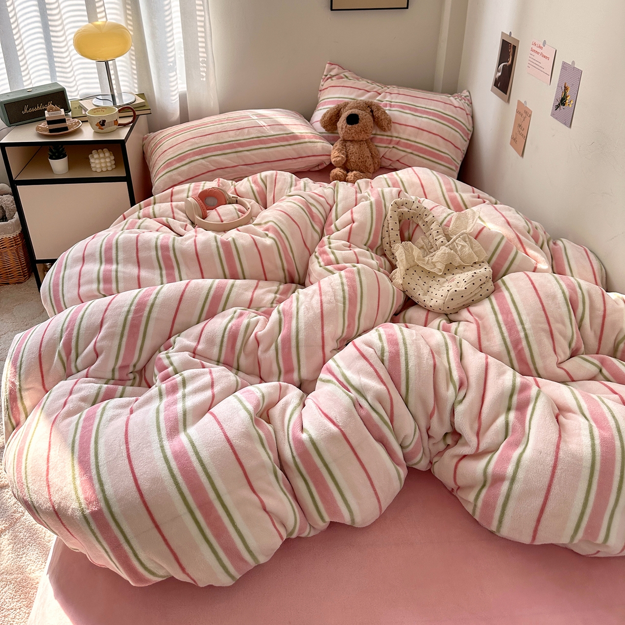 91家纺网 家纺一手货源 找家纺 艾咪-Amy ntmy 2025新款治愈系条纹牛奶绒四件套 粉奈新粉