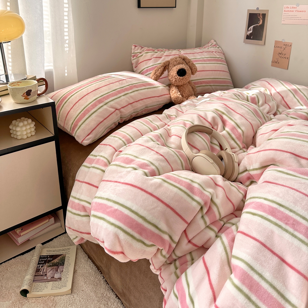 91家纺网 家纺一手货源 找家纺 艾咪-Amy ntmy 2025新款治愈系条纹牛奶绒四件套 粉奈焦糖