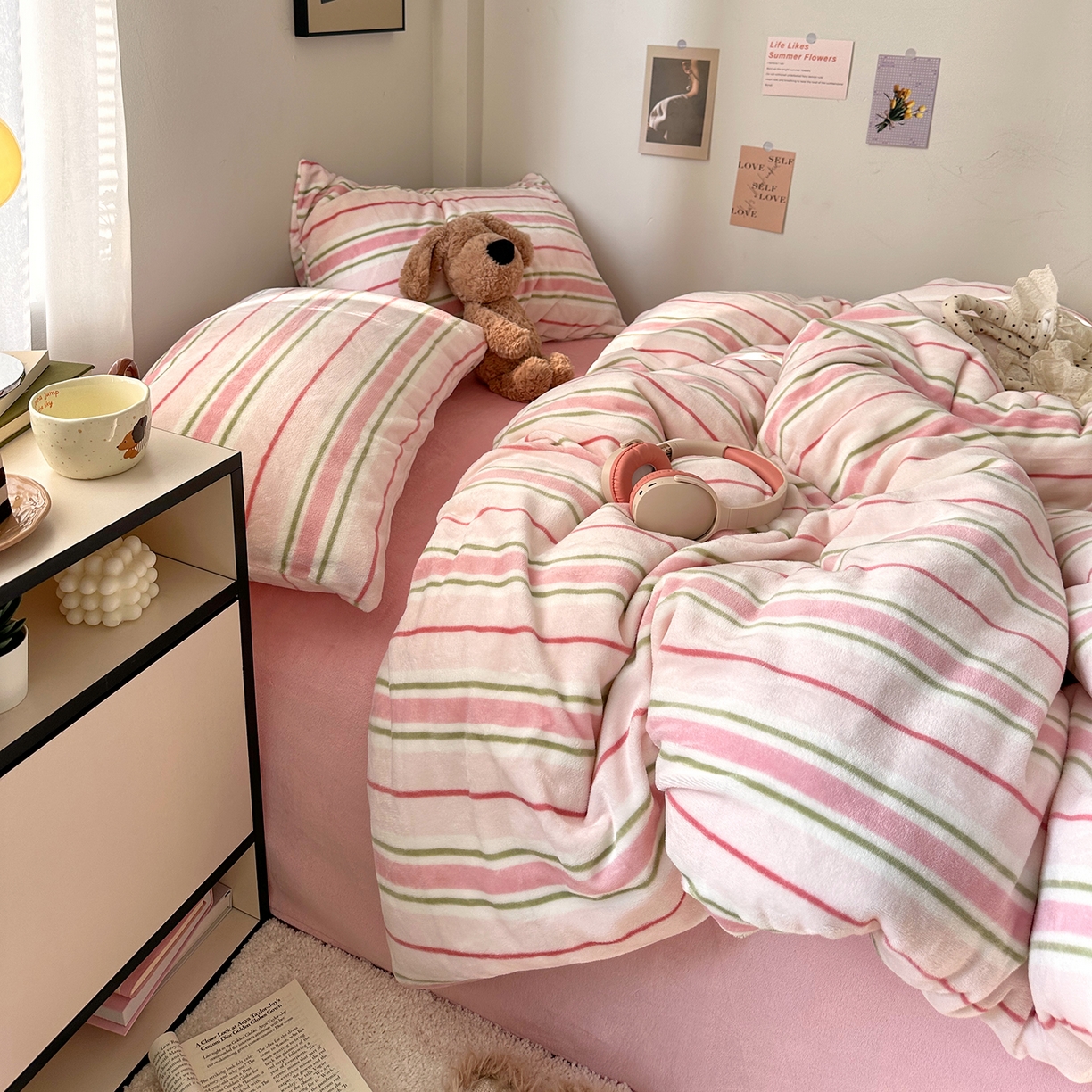 91家纺网 家纺一手货源 找家纺 艾咪-Amy ntmy 2025新款治愈系条纹牛奶绒四件套 粉奈新粉