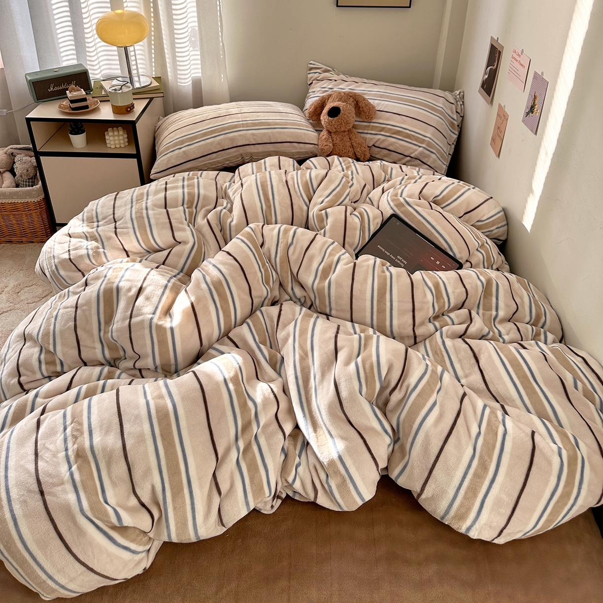 91家纺网 家纺一手货源 找家纺 艾咪-Amy ntmy 2025新款治愈系条纹牛奶绒四件套 奶咖焦糖