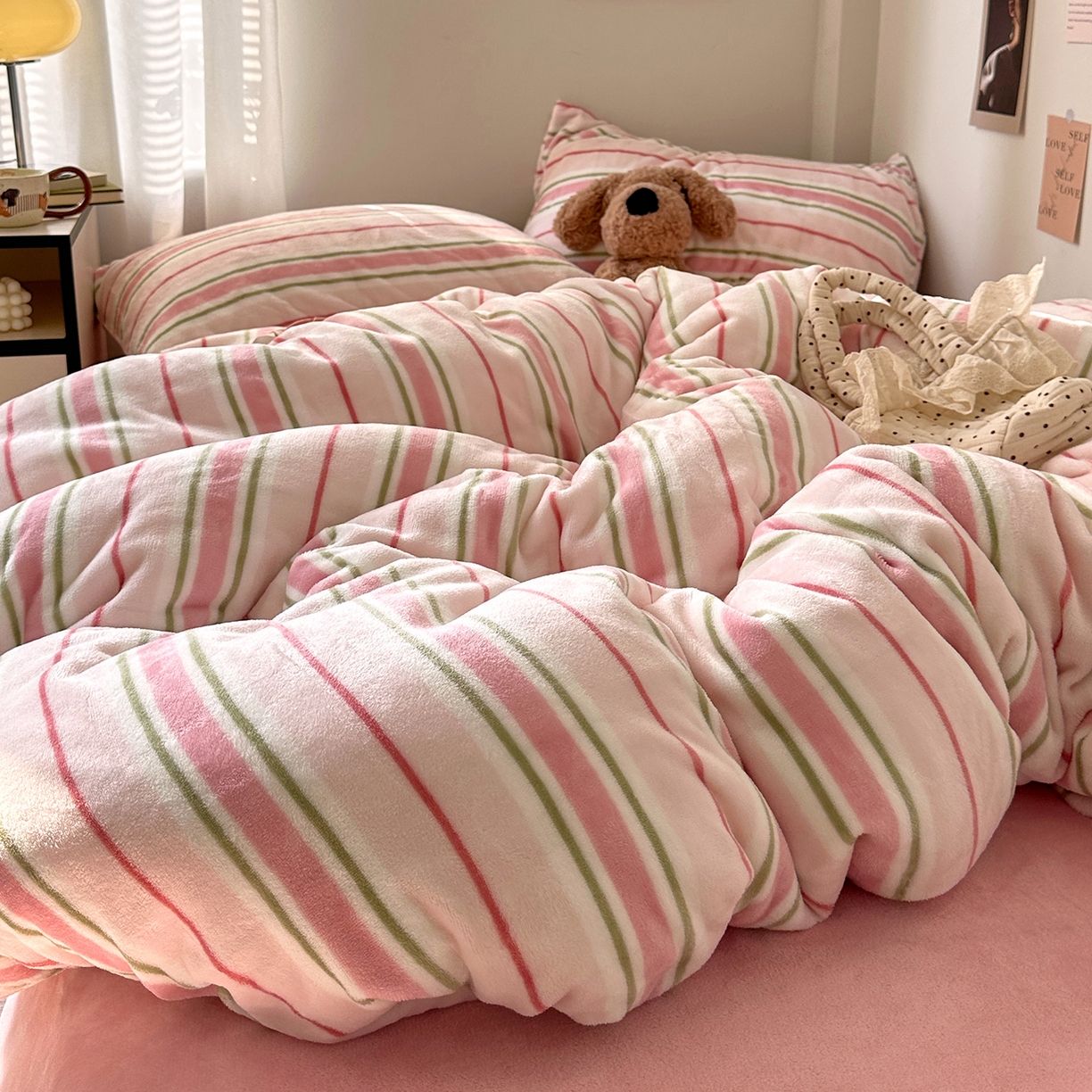 91家纺网 家纺一手货源 找家纺 艾咪-Amy ntmy 2025新款治愈系条纹牛奶绒四件套 粉奈新粉