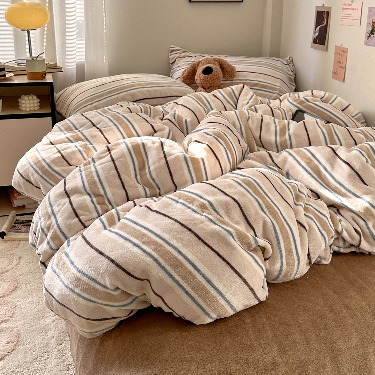 91家纺网 家纺一手货源 找家纺 艾咪-Amy ntmy 2025新款治愈系条纹牛奶绒四件套 奶咖焦糖