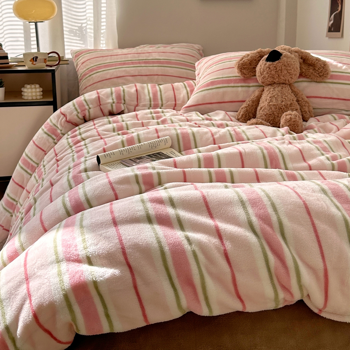 91家纺网 家纺一手货源 找家纺 艾咪-Amy ntmy 2025新款治愈系条纹牛奶绒四件套 粉奈焦糖