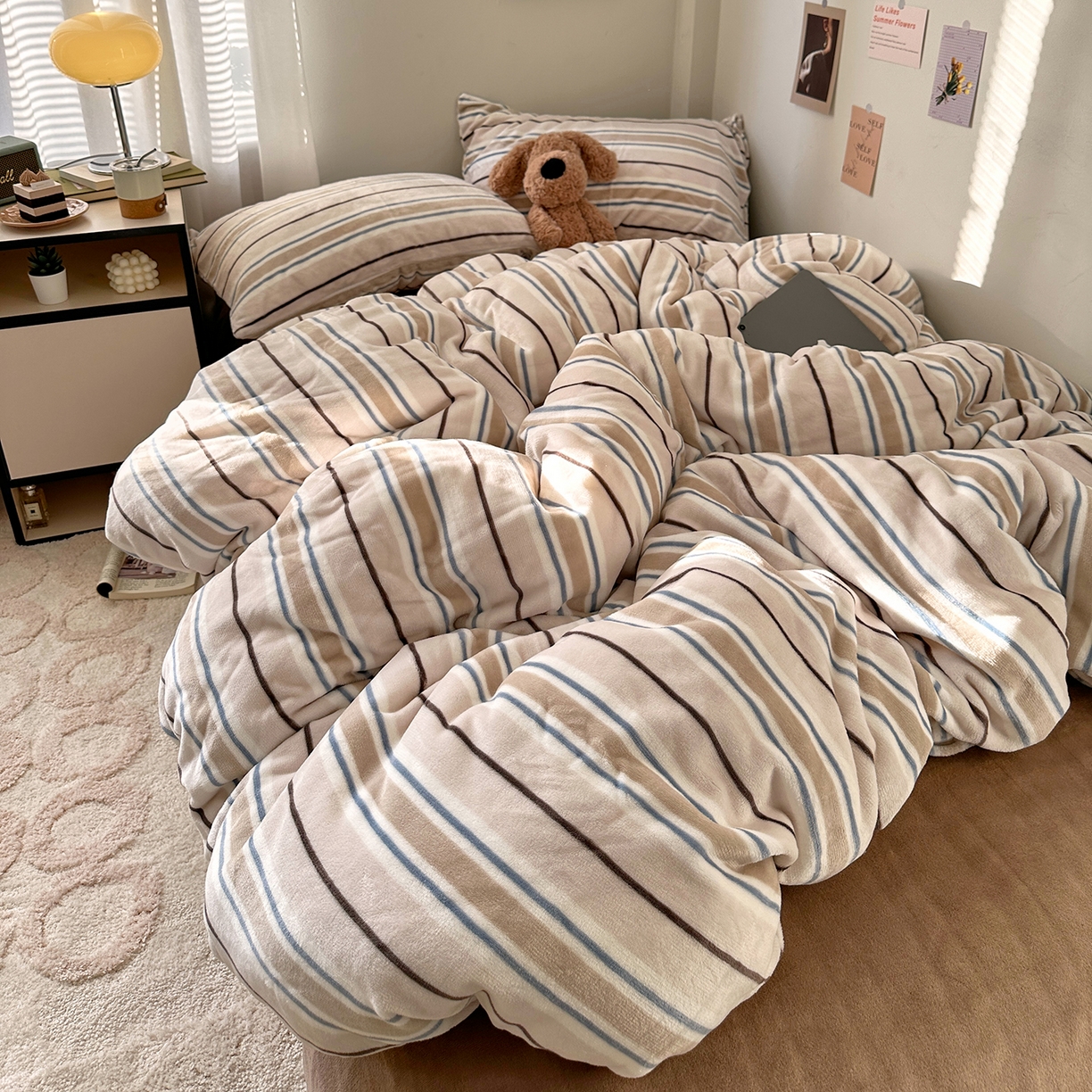 91家纺网 家纺一手货源 找家纺 艾咪-Amy ntmy 2025新款治愈系条纹牛奶绒四件套 奶咖焦糖