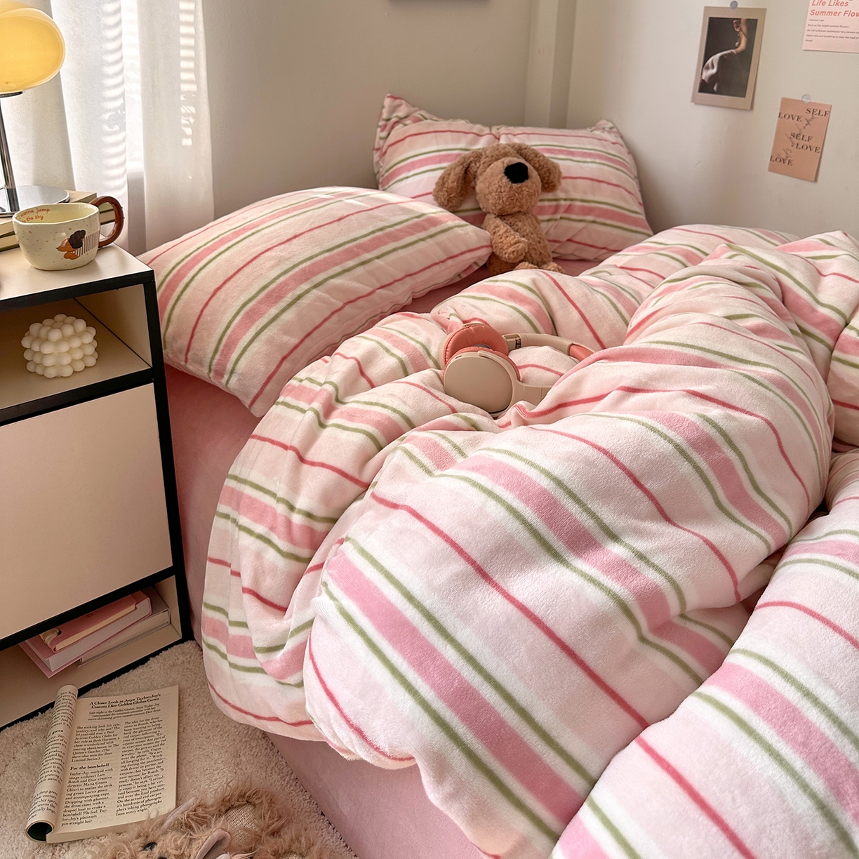 91家纺网 家纺一手货源 找家纺 艾咪-Amy ntmy 2025新款治愈系条纹牛奶绒四件套 粉奈新粉