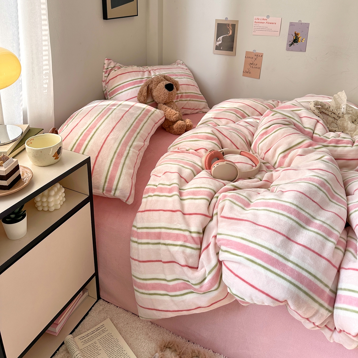 91家纺网 家纺一手货源 找家纺 艾咪-Amy ntmy 2025新款治愈系条纹牛奶绒四件套 粉奈新粉