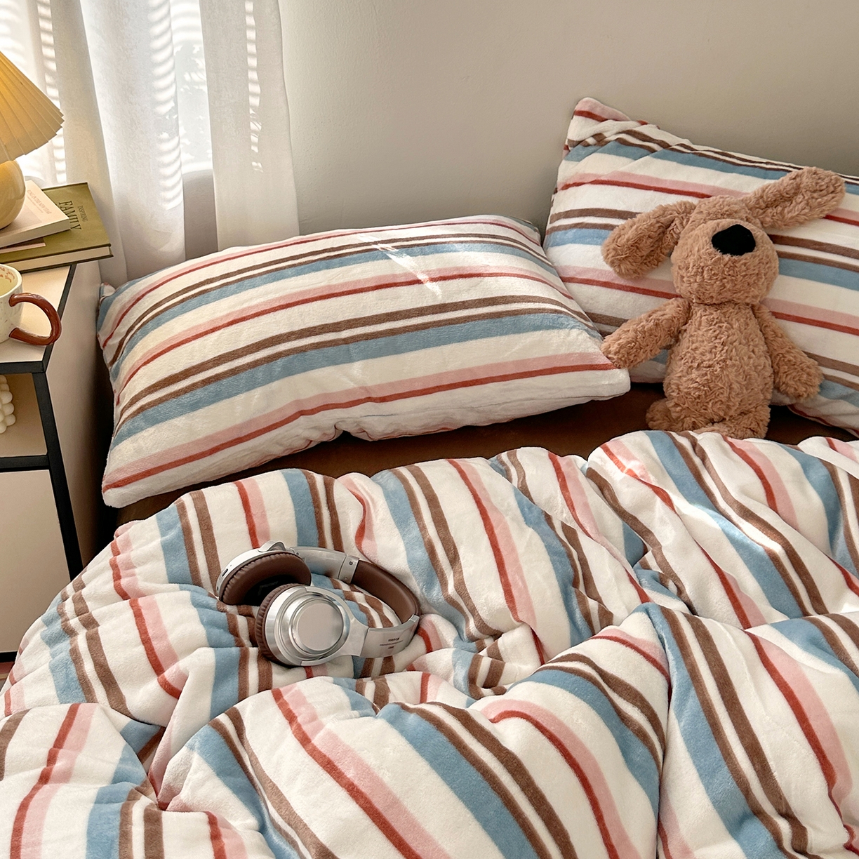 91家纺网 家纺一手货源 找家纺 艾咪-Amy ntmy 2025新款治愈系条纹牛奶绒四件套 拿铁焦糖