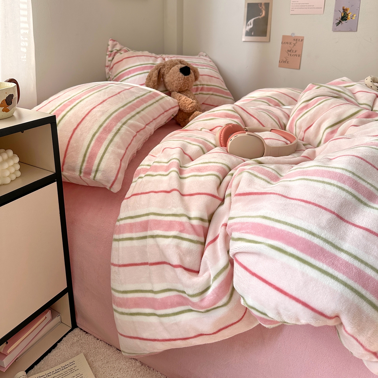 91家纺网 家纺一手货源 找家纺 艾咪-Amy ntmy 2025新款治愈系条纹牛奶绒四件套 粉奈新粉