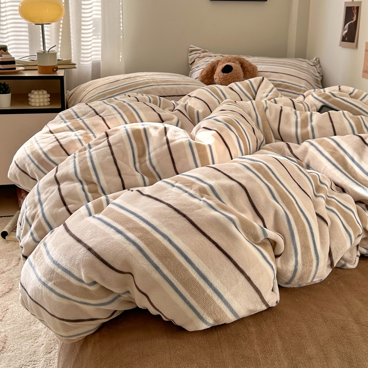 91家纺网 家纺一手货源 找家纺 艾咪-Amy ntmy 2025新款治愈系条纹牛奶绒四件套 奶咖焦糖