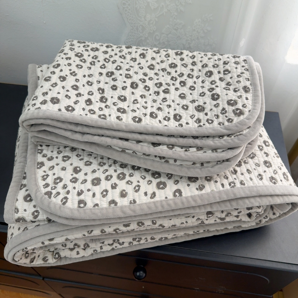 91家纺网 家纺一手货源 找家纺 暖居 2026新款一面纯棉一面绒床盖+同款纯棉豆豆被跑量 黑巧豹纹