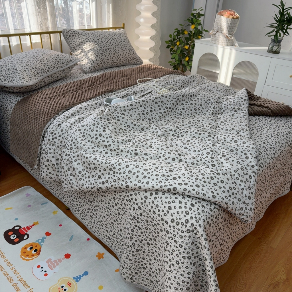 91家纺网 家纺一手货源 找家纺 暖居 2026新款一面纯棉一面绒床盖+同款纯棉豆豆被跑量 黑巧豹纹