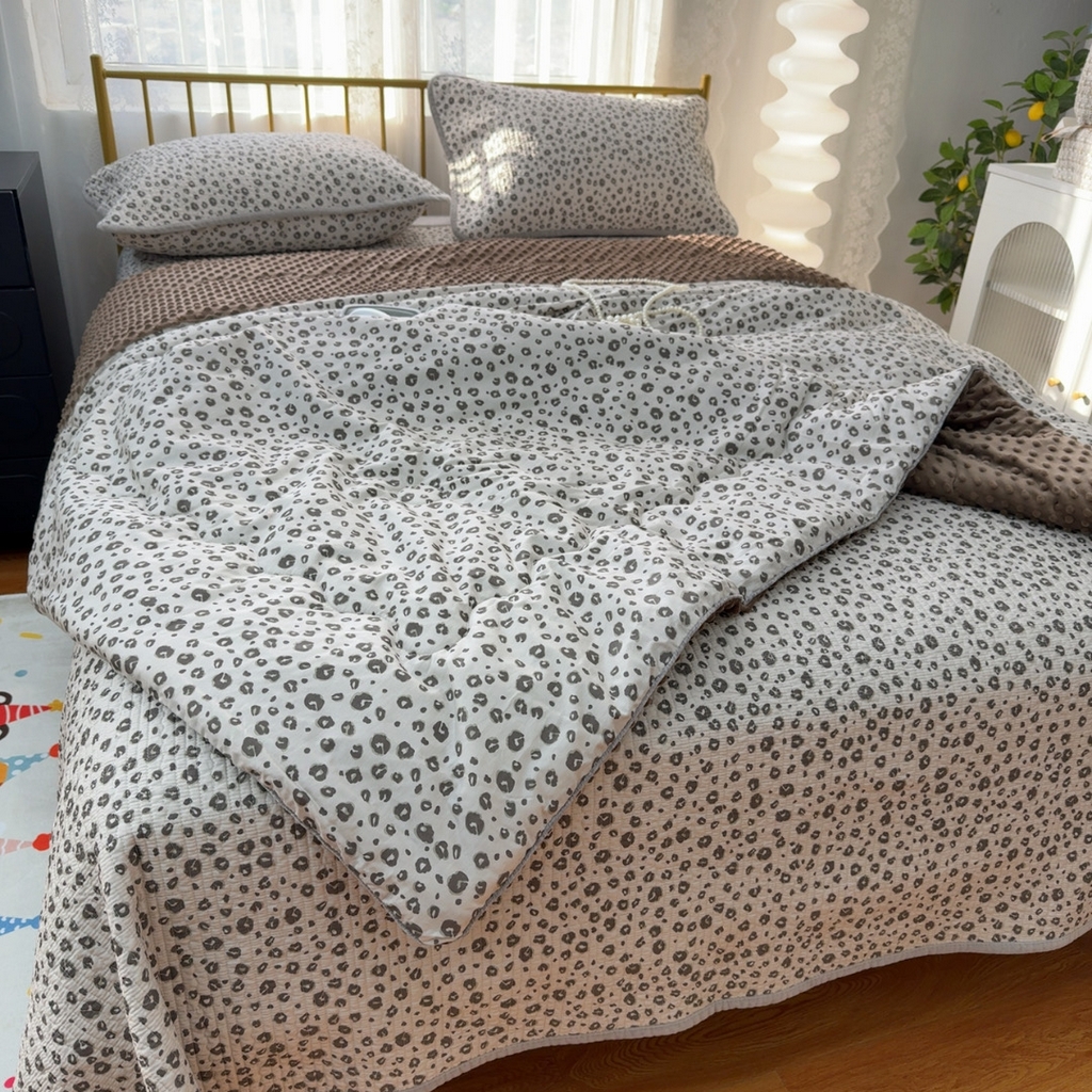 91家纺网 家纺一手货源 找家纺 暖居 2026新款一面纯棉一面绒床盖+同款纯棉豆豆被跑量 黑巧豹纹