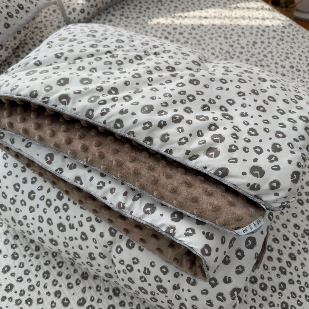 91家纺网 家纺一手货源 找家纺 暖居 2026新款一面纯棉一面绒床盖+同款纯棉豆豆被跑量 黑巧豹纹