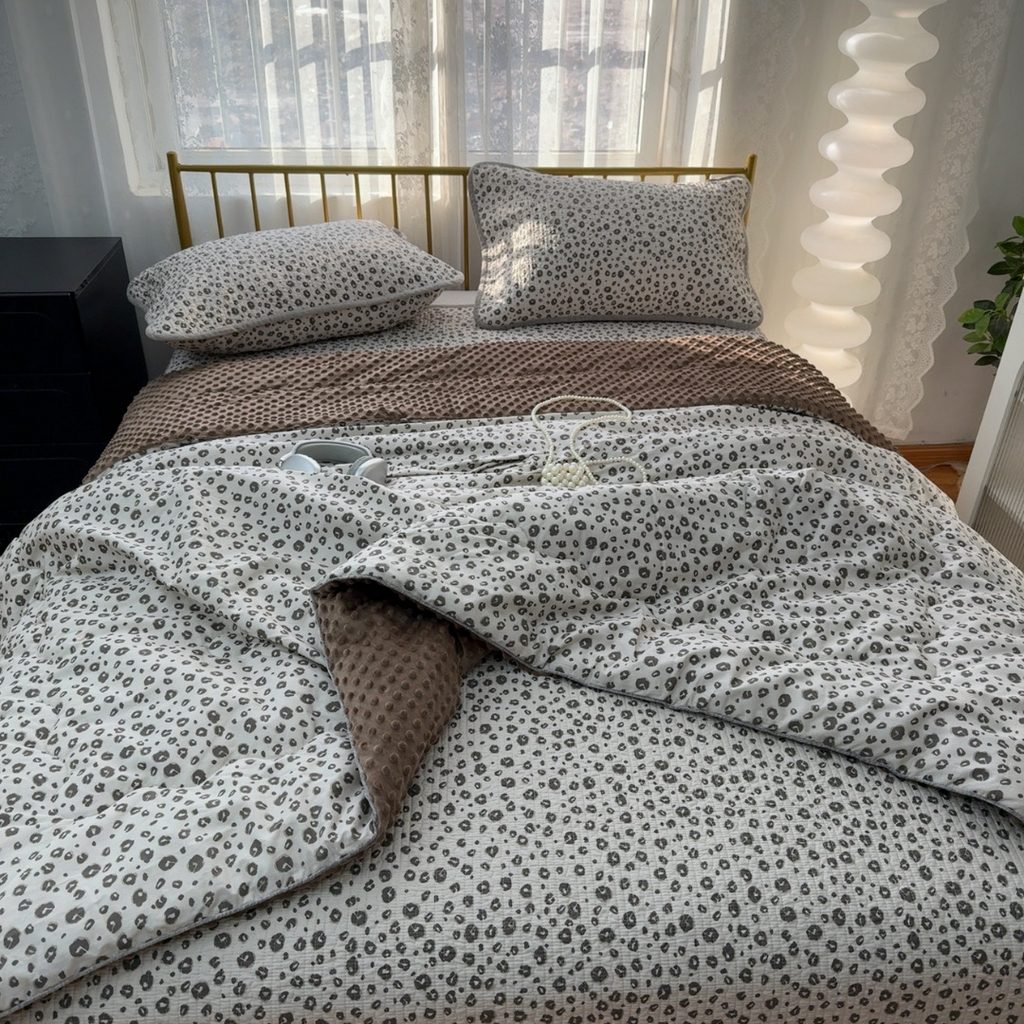 91家纺网 家纺一手货源 找家纺 暖居 2026新款一面纯棉一面绒床盖+同款纯棉豆豆被跑量 黑巧豹纹