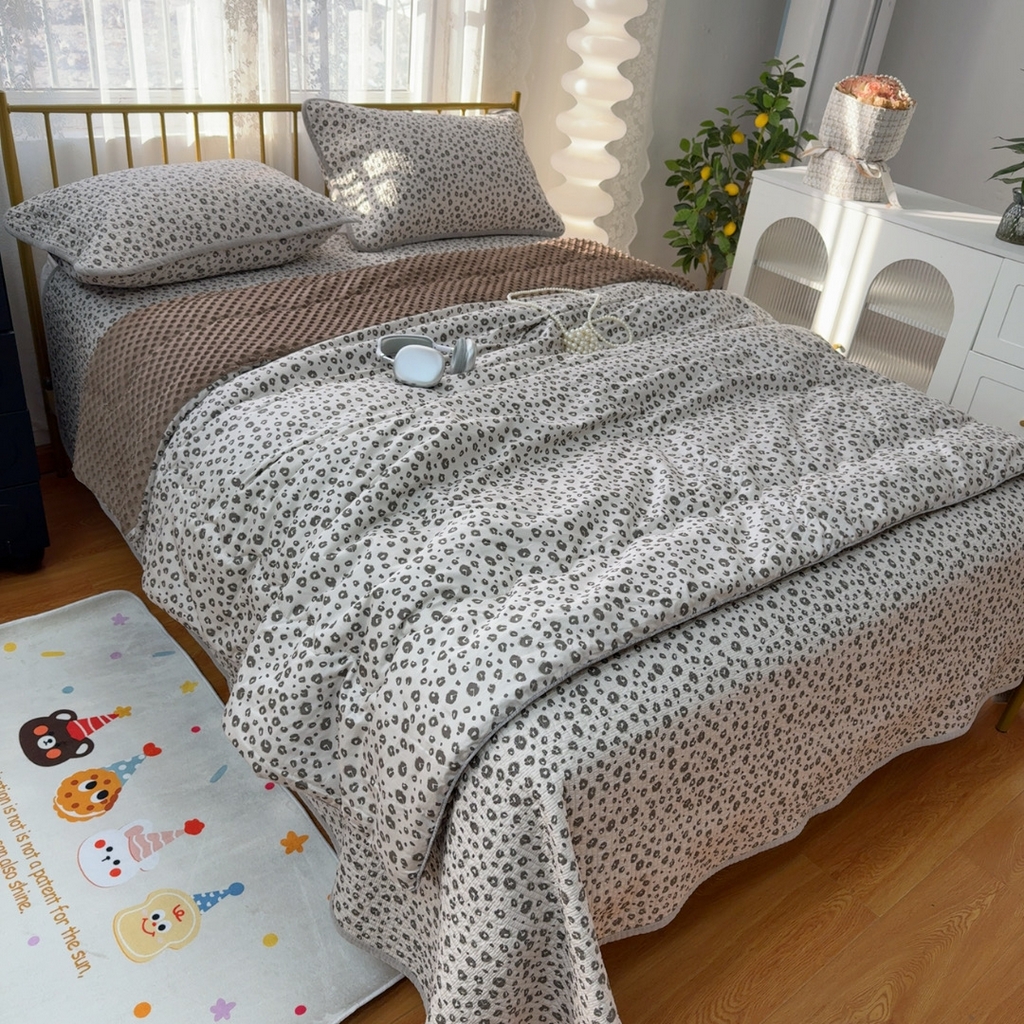 91家纺网 家纺一手货源 找家纺 暖居 2026新款一面纯棉一面绒床盖+同款纯棉豆豆被跑量 黑巧豹纹