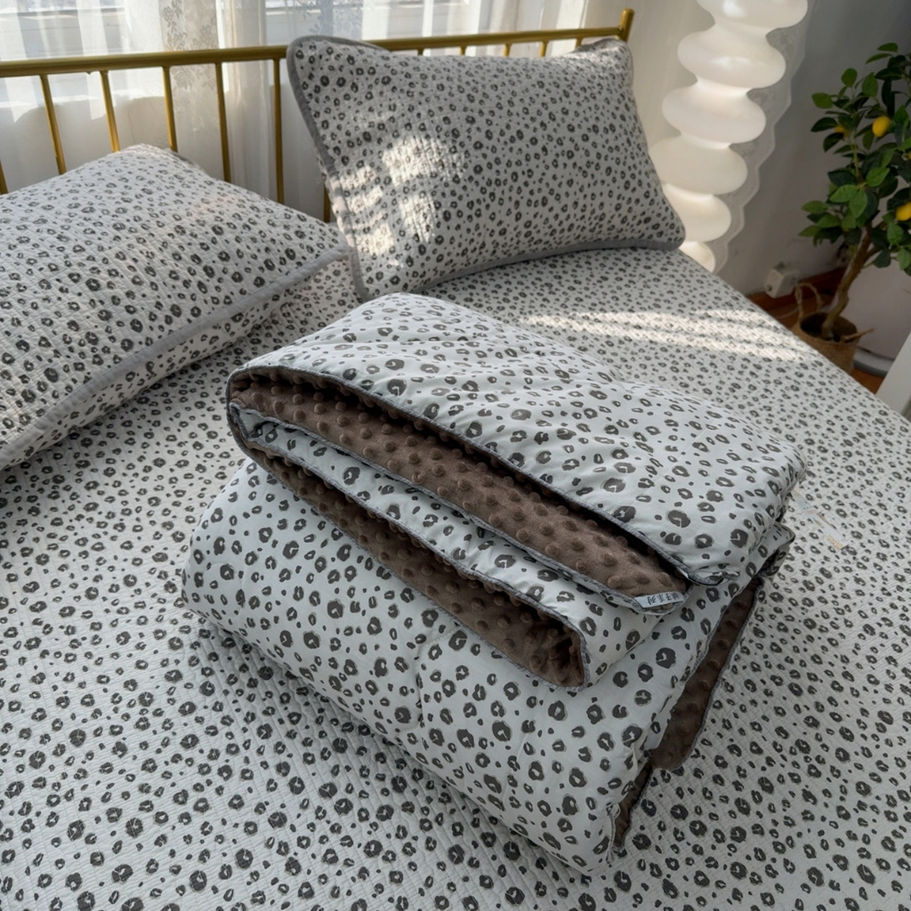 91家纺网 家纺一手货源 找家纺 暖居 2026新款一面纯棉一面绒床盖+同款纯棉豆豆被跑量 黑巧豹纹