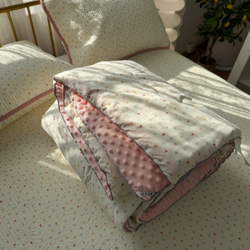 91家纺网 家纺一手货源 找家纺 暖居 2026新款一面纯棉一面绒床盖+同款纯棉豆豆被跑量 小花