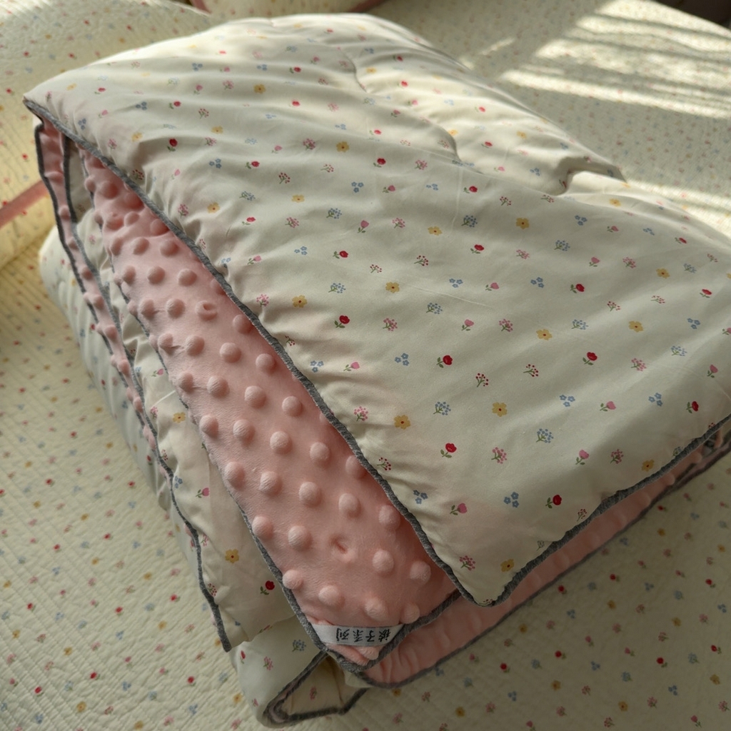 91家纺网 家纺一手货源 找家纺 暖居 2026新款一面纯棉一面绒床盖+同款纯棉豆豆被跑量 小花