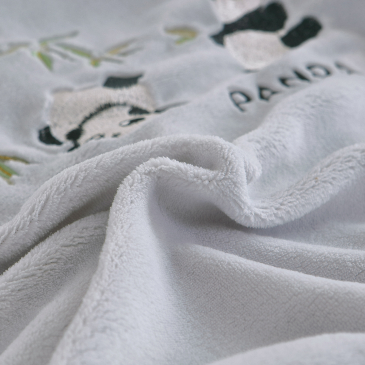 91家纺网 家纺一手货源 找家纺 千姿坊美容床罩 2025新款秋冬加厚保暖牛奶绒美容床罩四件套美容院养生馆专用 淘气熊猫-灰色