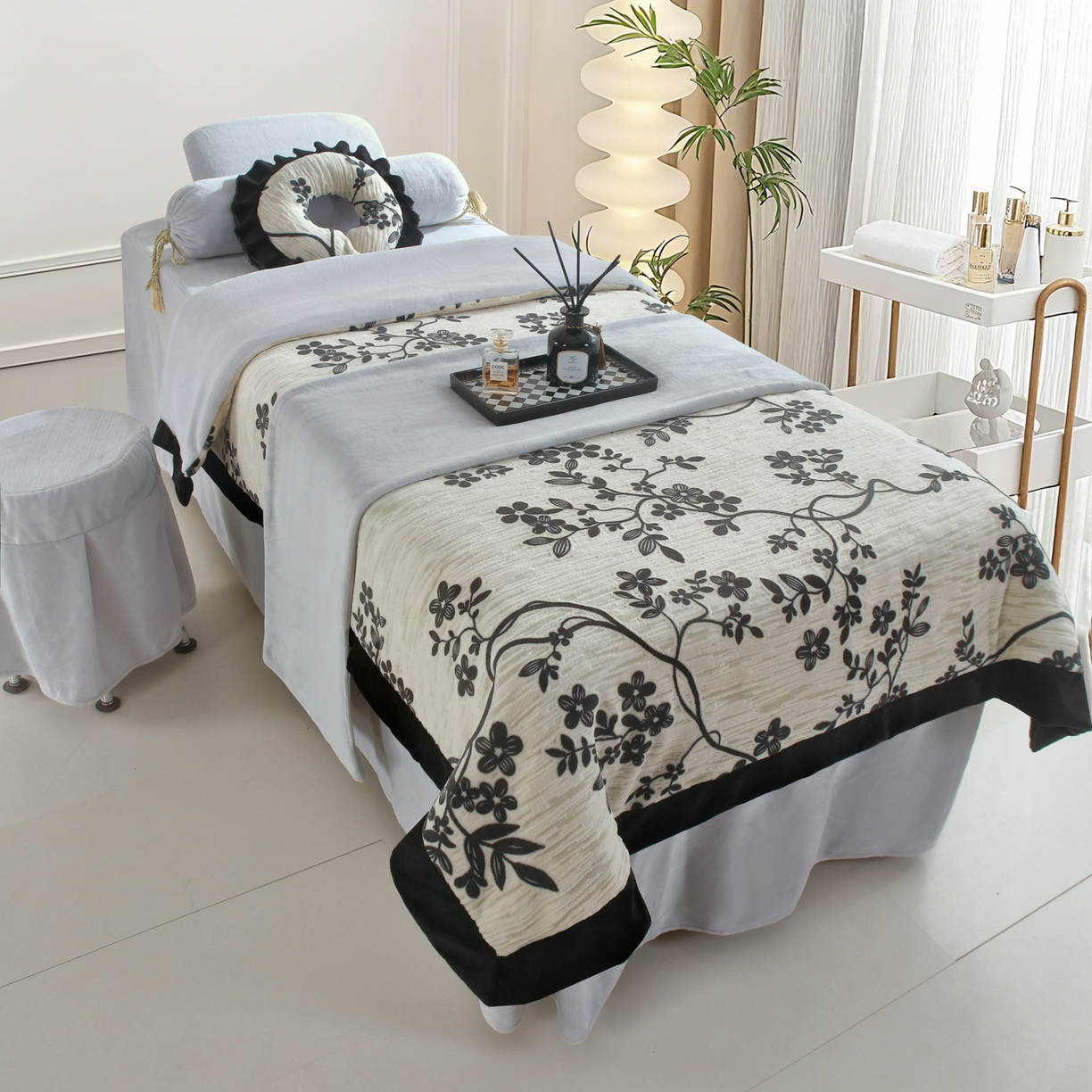 91家纺网 家纺一手货源 找家纺 千姿坊美容床罩 2025新款秋冬加厚保暖牛奶绒美容床罩四件套美容院养生馆专用 叶语悠然-灰色