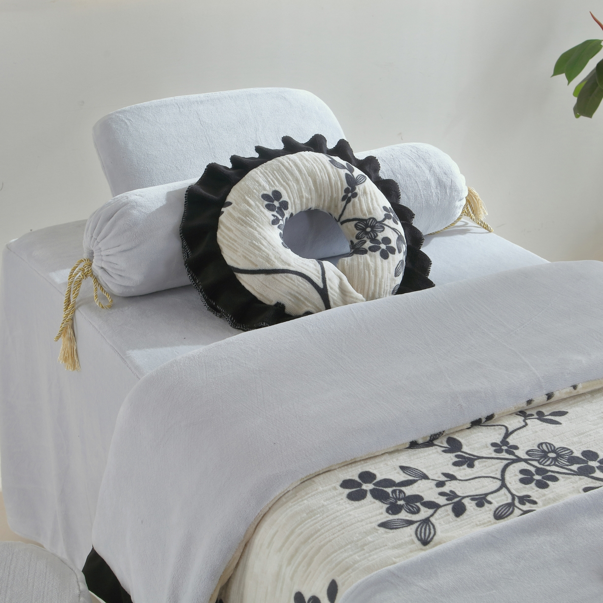 91家纺网 家纺一手货源 找家纺 千姿坊美容床罩 2025新款秋冬加厚保暖牛奶绒美容床罩四件套美容院养生馆专用 叶语悠然-灰色