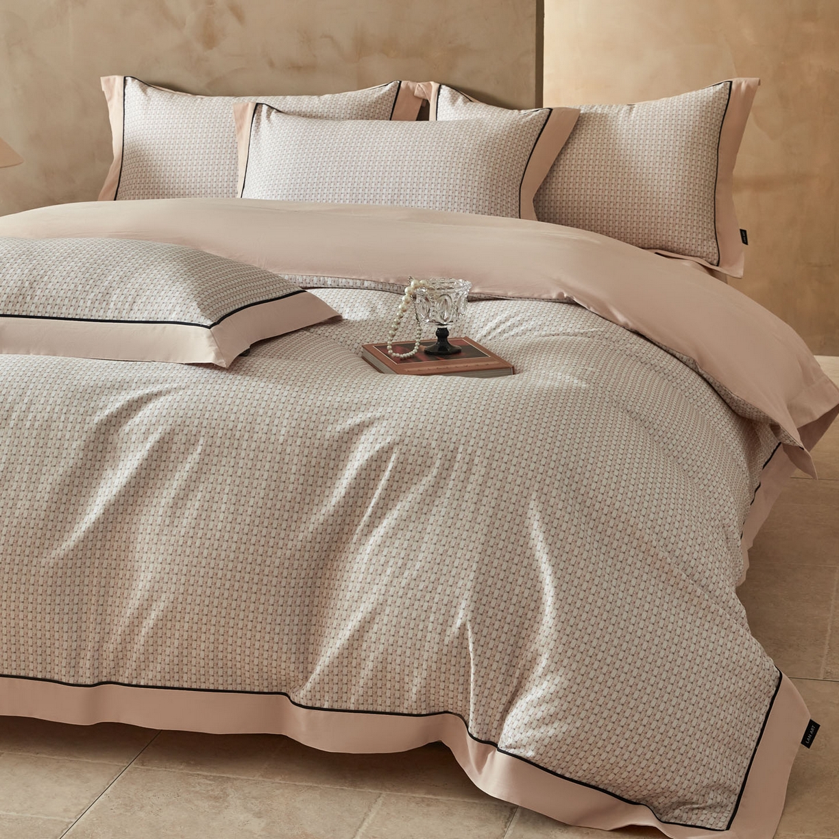 91家纺网 家纺一手货源 找家纺 洺兰家居 2026年新疆长绒棉100支秋冬款轻磨毛加厚保暖工艺款四件套床上用品 路易斯-米