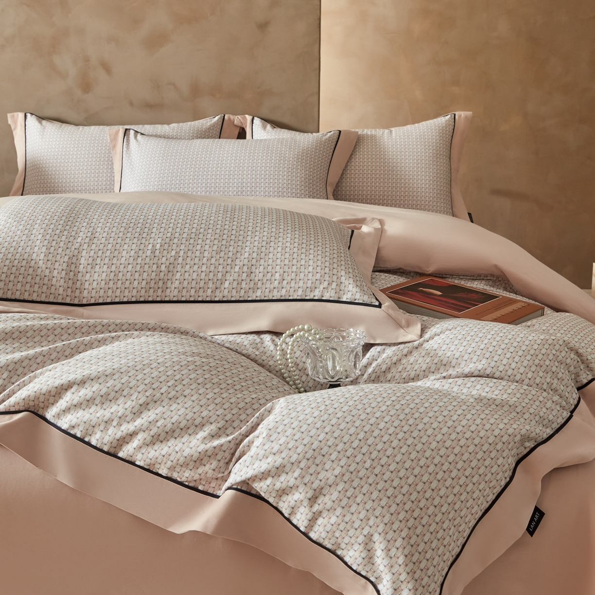 91家纺网 家纺一手货源 找家纺 洺兰家居 2026年新疆长绒棉100支秋冬款轻磨毛加厚保暖工艺款四件套床上用品 路易斯-米