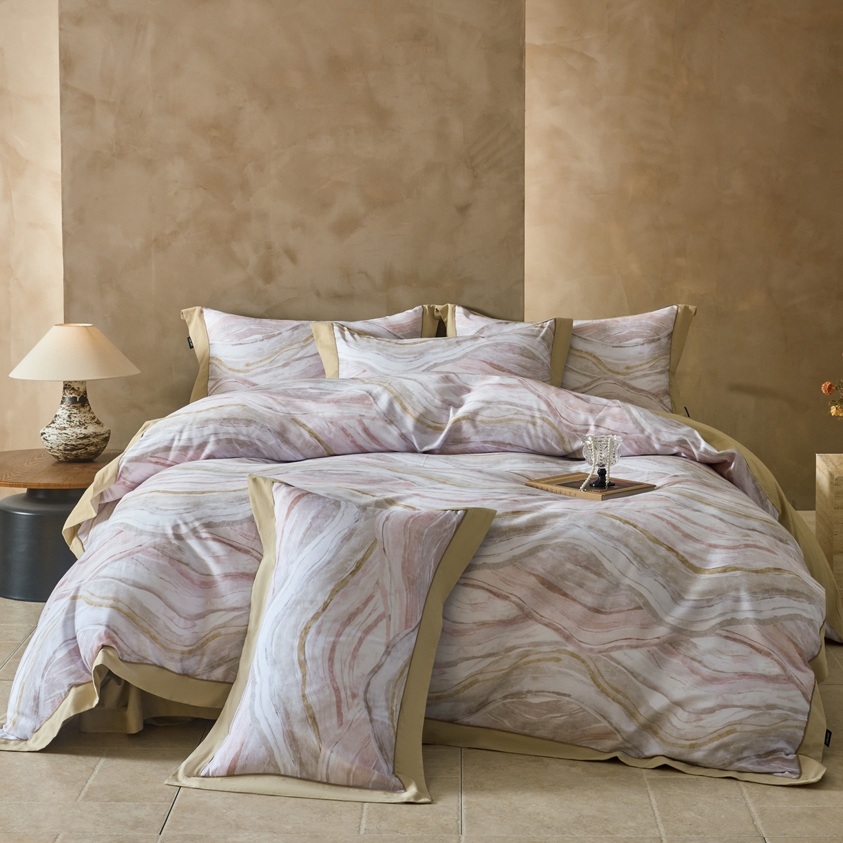 91家纺网 家纺一手货源 找家纺 洺兰家居 2026年新疆长绒棉100支秋冬款轻磨毛加厚保暖工艺款四件套床上用品 千屿-曼卡粉