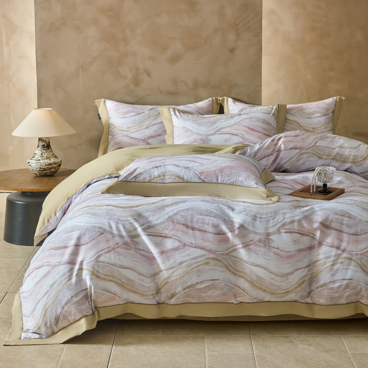 91家纺网 家纺一手货源 找家纺 洺兰家居 2026年新疆长绒棉100支秋冬款轻磨毛加厚保暖工艺款四件套床上用品 千屿-曼卡粉