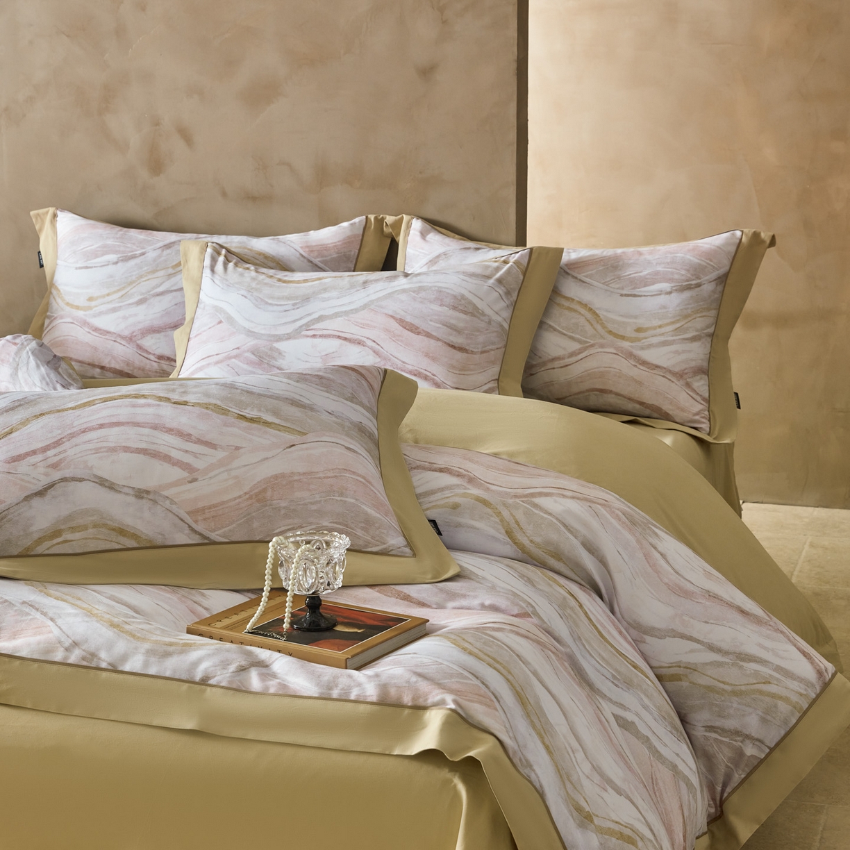 91家纺网 家纺一手货源 找家纺 洺兰家居 2026年新疆长绒棉100支秋冬款轻磨毛加厚保暖工艺款四件套床上用品 千屿-曼卡粉