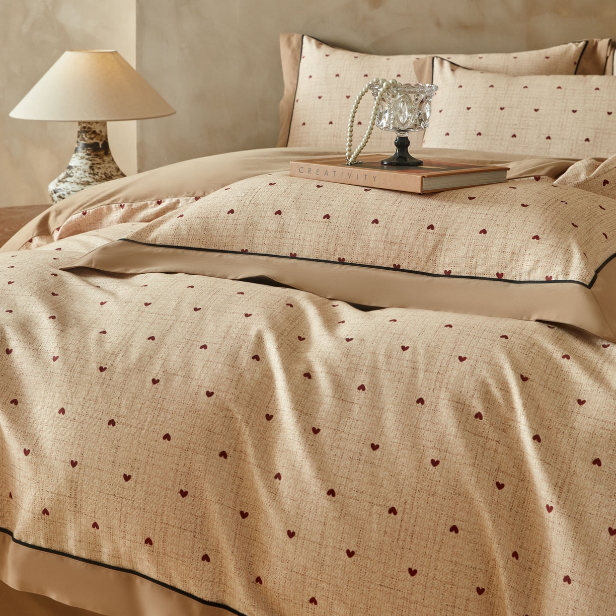 91家纺网 家纺一手货源 找家纺 洺兰家居 2026年新疆长绒棉100支秋冬款轻磨毛加厚保暖工艺款四件套床上用品 一见倾心-米