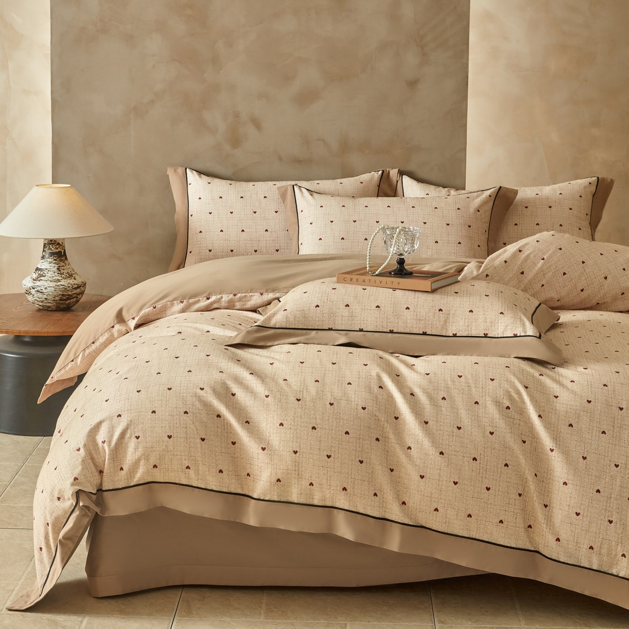 91家纺网 家纺一手货源 找家纺 洺兰家居 2026年新疆长绒棉100支秋冬款轻磨毛加厚保暖工艺款四件套床上用品 一见倾心-米