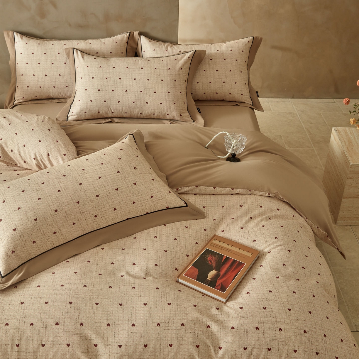 91家纺网 家纺一手货源 找家纺 洺兰家居 2026年新疆长绒棉100支秋冬款轻磨毛加厚保暖工艺款四件套床上用品 一见倾心-米