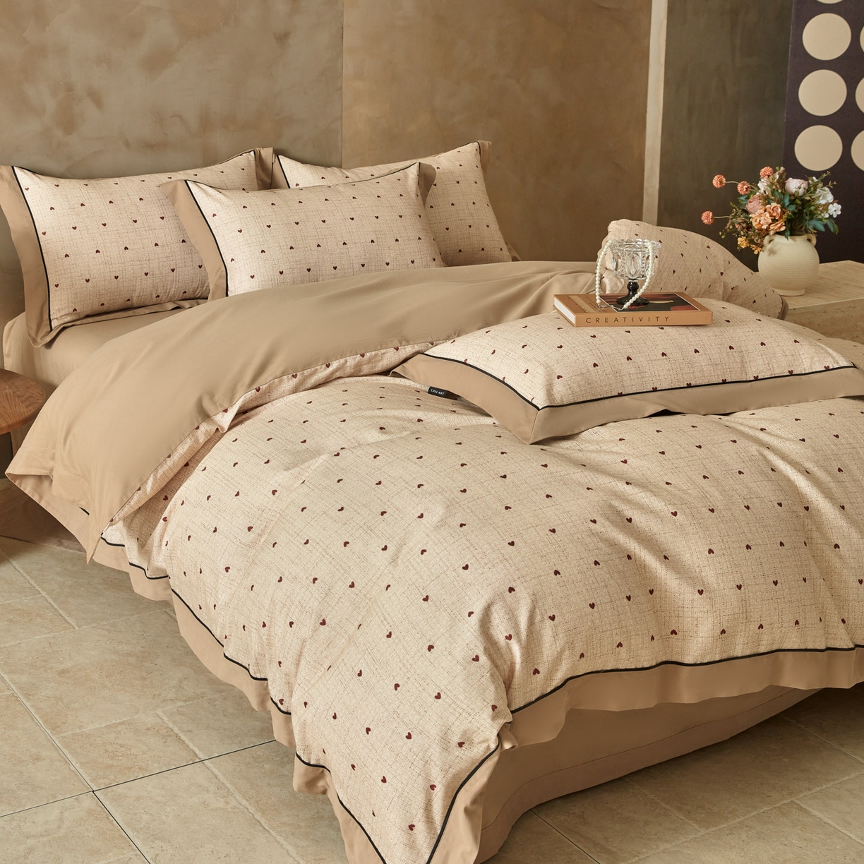 91家纺网 家纺一手货源 找家纺 洺兰家居 2026年新疆长绒棉100支秋冬款轻磨毛加厚保暖工艺款四件套床上用品 一见倾心-米