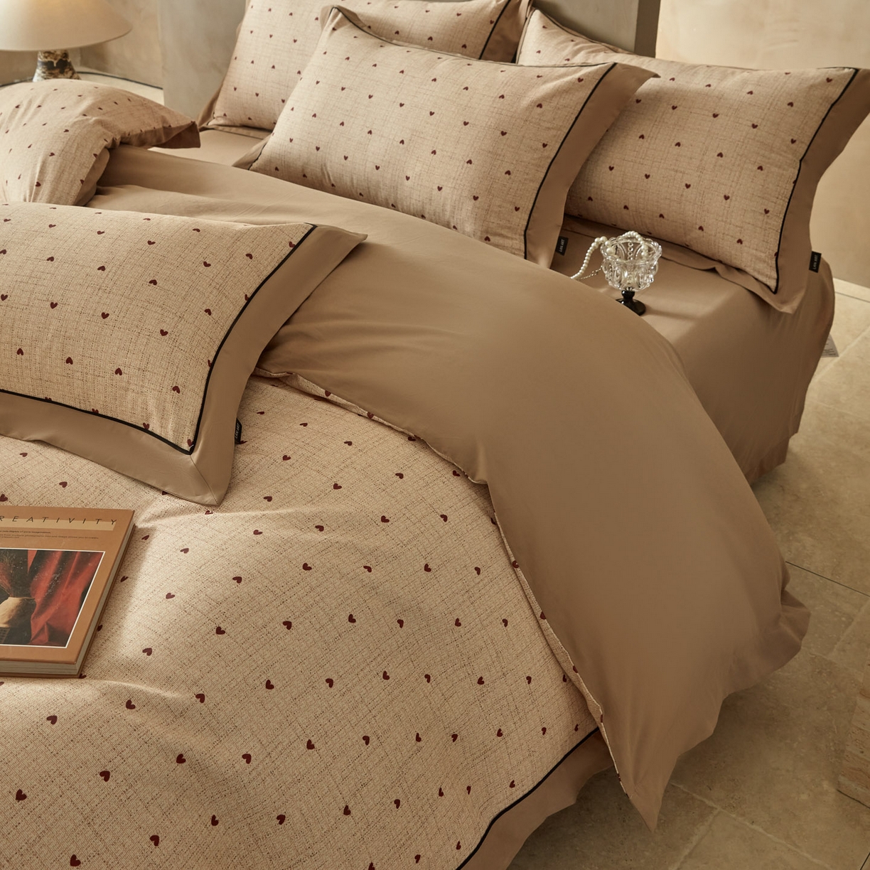 91家纺网 家纺一手货源 找家纺 洺兰家居 2026年新疆长绒棉100支秋冬款轻磨毛加厚保暖工艺款四件套床上用品 一见倾心-米