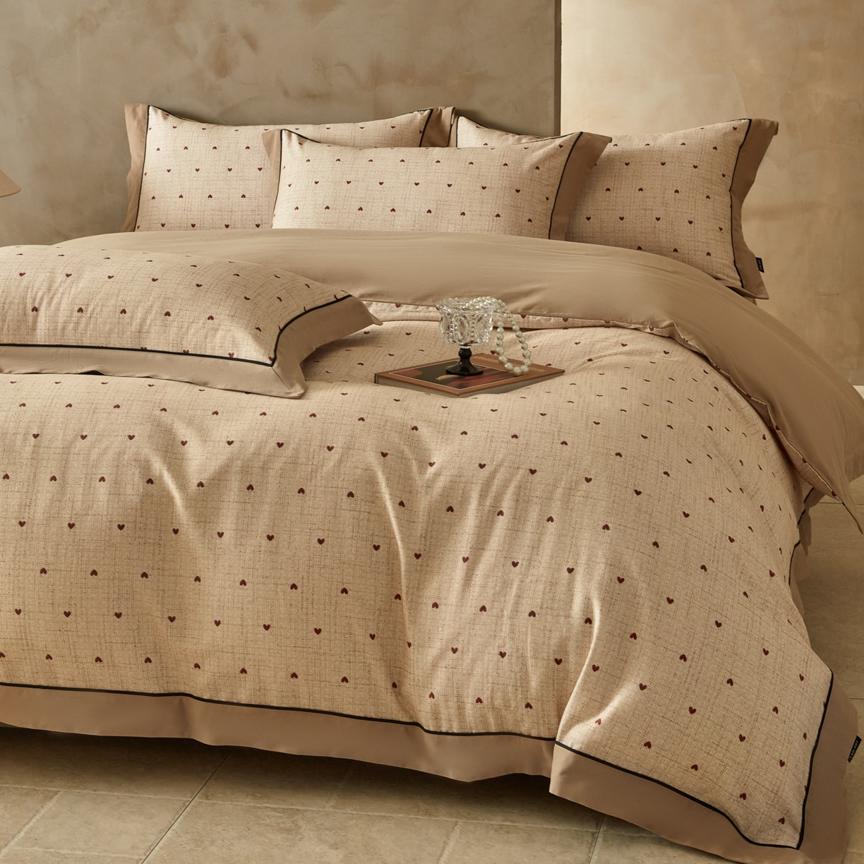 91家纺网 家纺一手货源 找家纺 洺兰家居 2026年新疆长绒棉100支秋冬款轻磨毛加厚保暖工艺款四件套床上用品 一见倾心-米