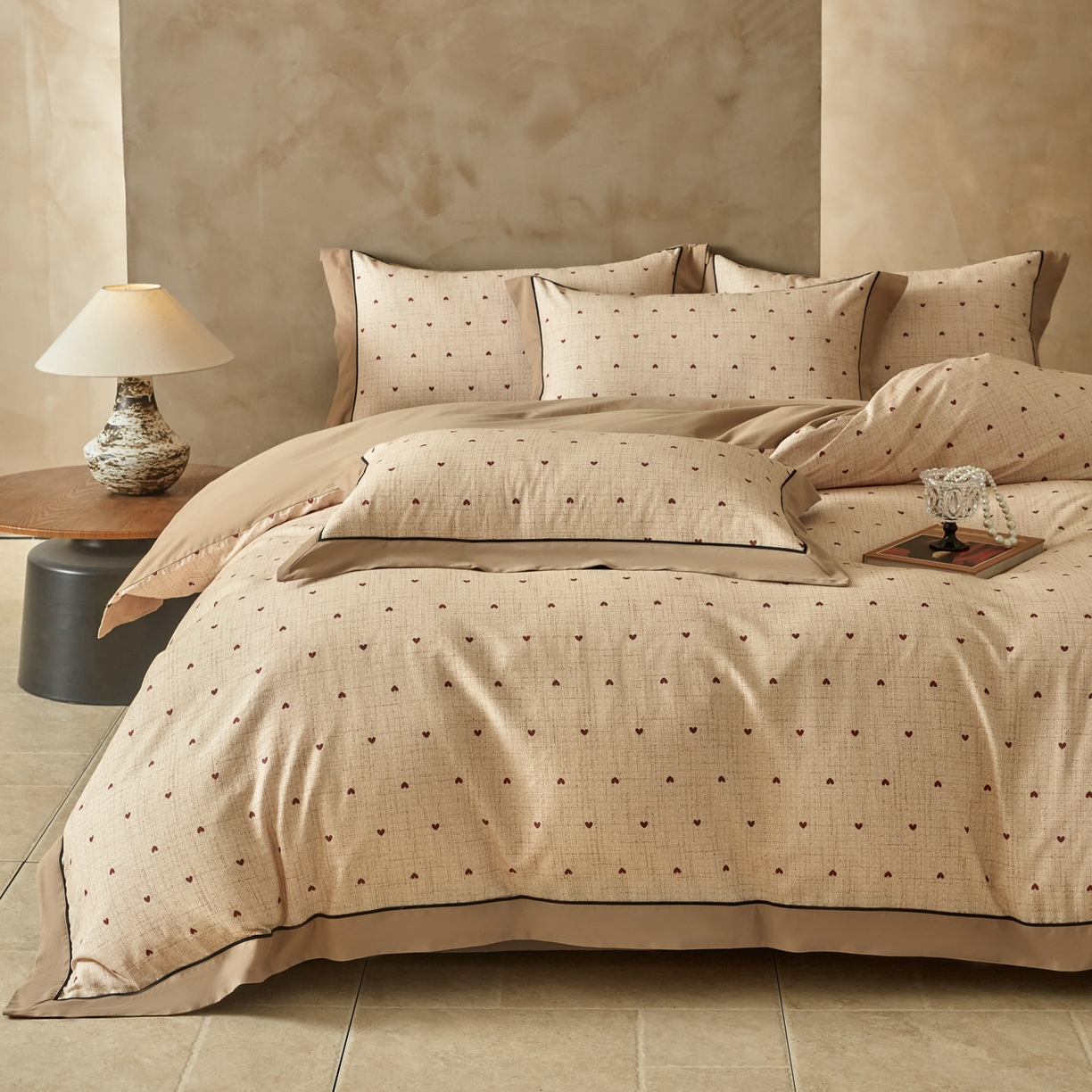 91家纺网 家纺一手货源 找家纺 洺兰家居 2026年新疆长绒棉100支秋冬款轻磨毛加厚保暖工艺款四件套床上用品 一见倾心-米