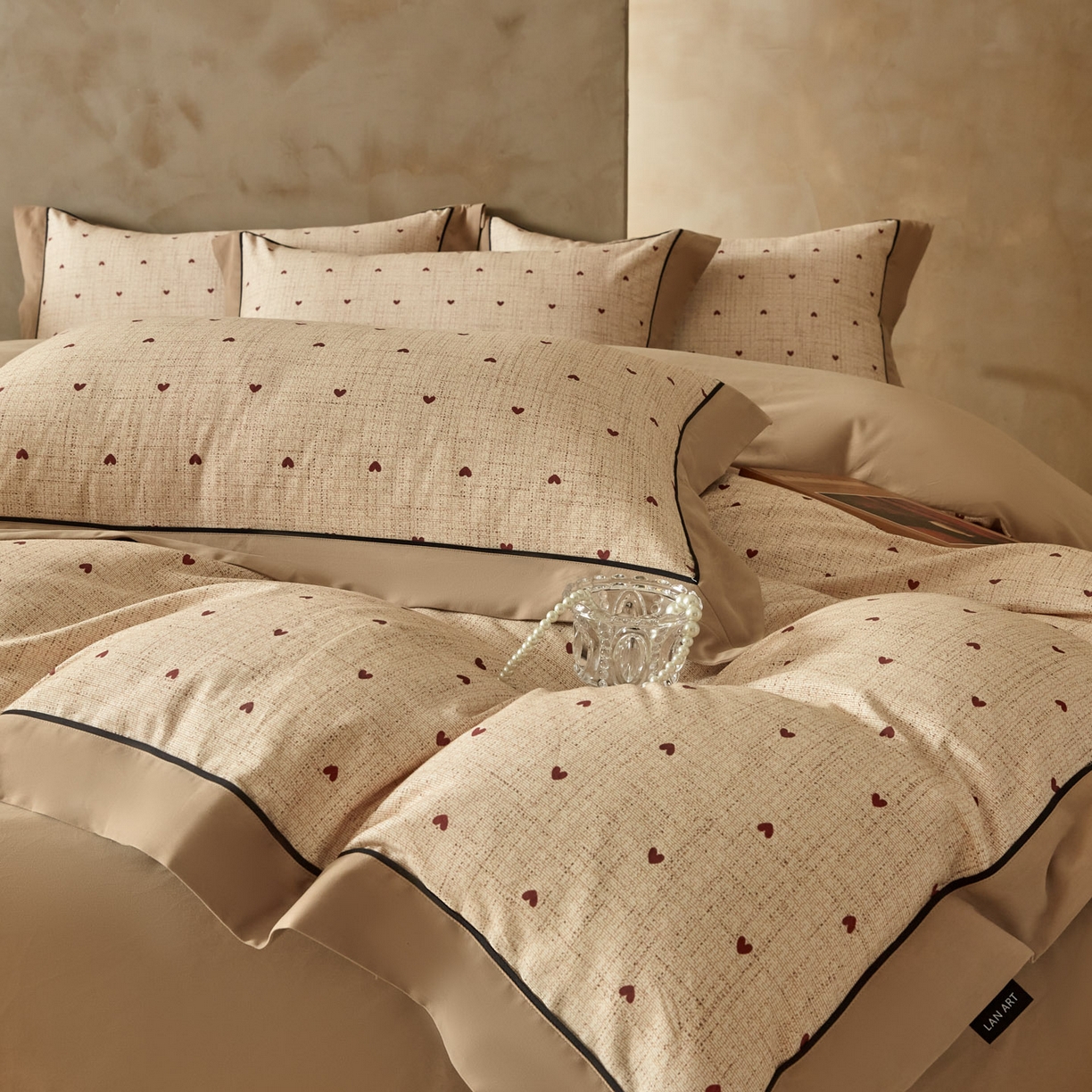 91家纺网 家纺一手货源 找家纺 洺兰家居 2026年新疆长绒棉100支秋冬款轻磨毛加厚保暖工艺款四件套床上用品 一见倾心-米