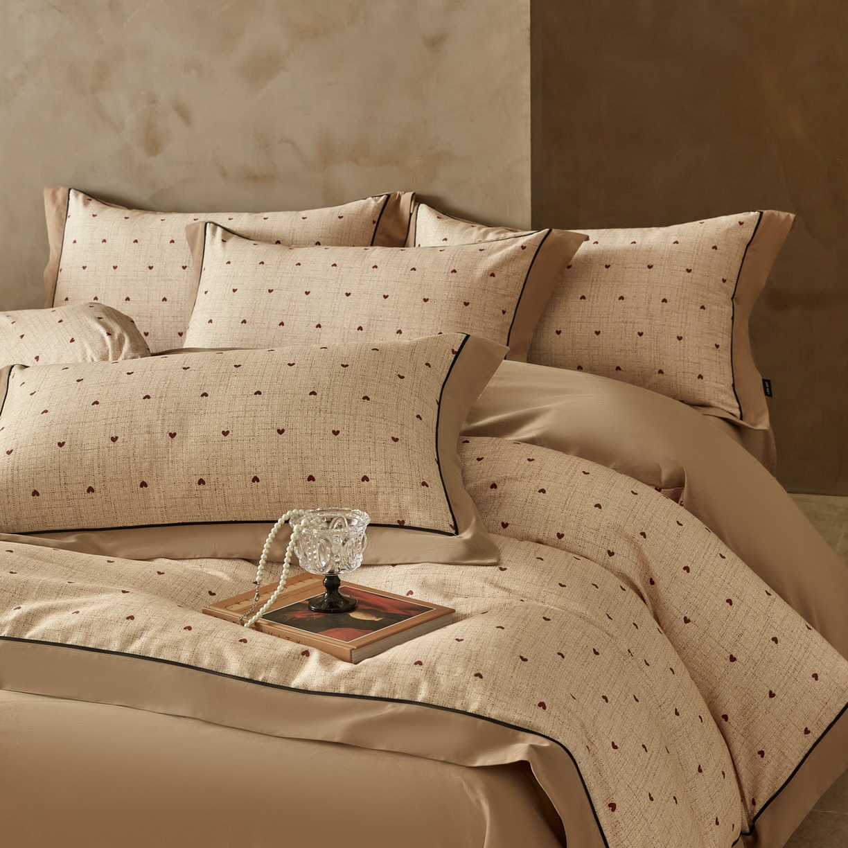 91家纺网 家纺一手货源 找家纺 洺兰家居 2026年新疆长绒棉100支秋冬款轻磨毛加厚保暖工艺款四件套床上用品 一见倾心-米