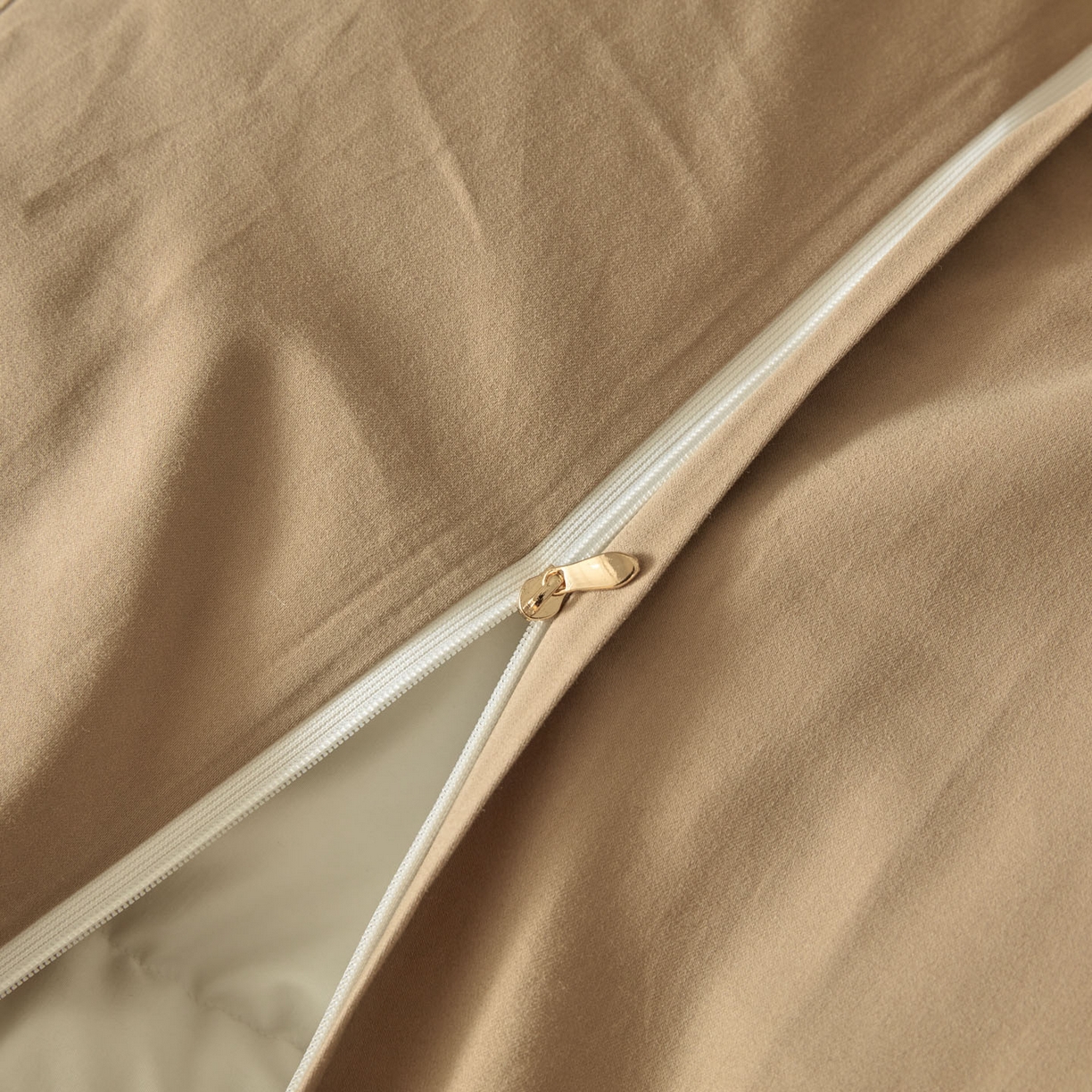 91家纺网 家纺一手货源 找家纺 洺兰家居 2026年新疆长绒棉100支秋冬款轻磨毛加厚保暖工艺款四件套床上用品 一见倾心-米