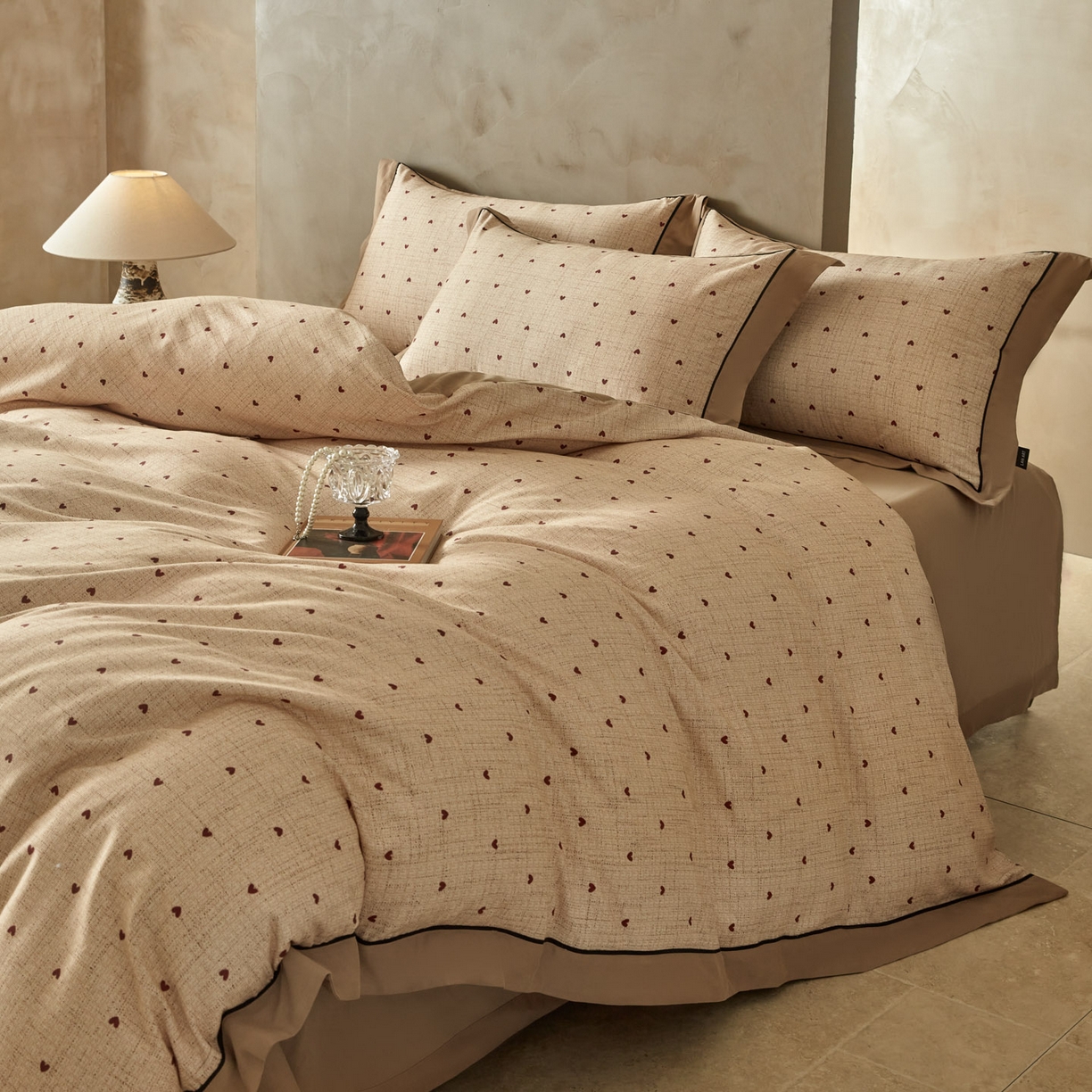 91家纺网 家纺一手货源 找家纺 洺兰家居 2026年新疆长绒棉100支秋冬款轻磨毛加厚保暖工艺款四件套床上用品 一见倾心-米