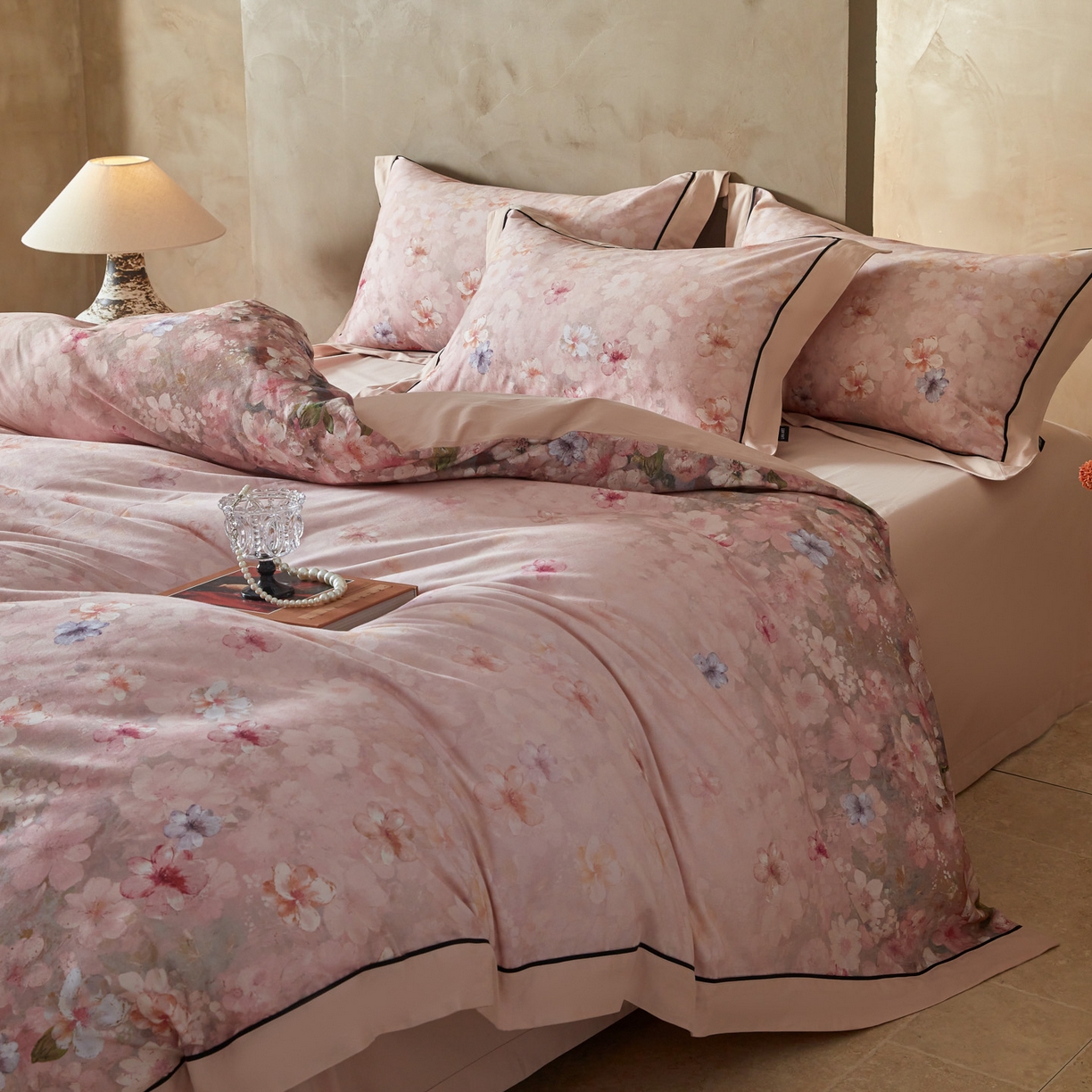 91家纺网 家纺一手货源 找家纺 洺兰家居 2026年新疆长绒棉100支秋冬款轻磨毛加厚保暖工艺款四件套床上用品 织梦-粉