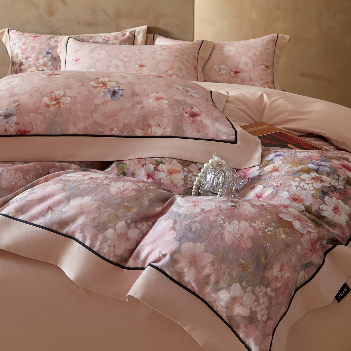 91家纺网 家纺一手货源 找家纺 洺兰家居 2026年新疆长绒棉100支秋冬款轻磨毛加厚保暖工艺款四件套床上用品 织梦-粉