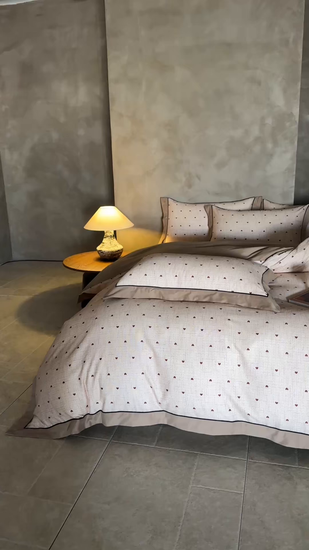 91家纺网 家纺一手货源 找家纺 洺兰家居 2026年新疆长绒棉100支秋冬款轻磨毛加厚保暖工艺款四件套床上用品 一见倾心-米