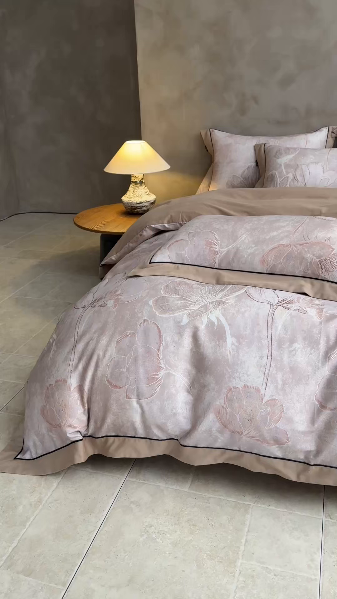 91家纺网 家纺一手货源 找家纺 洺兰家居 2026年新疆长绒棉100支秋冬款轻磨毛加厚保暖工艺款四件套床上用品 羽纱-卡其