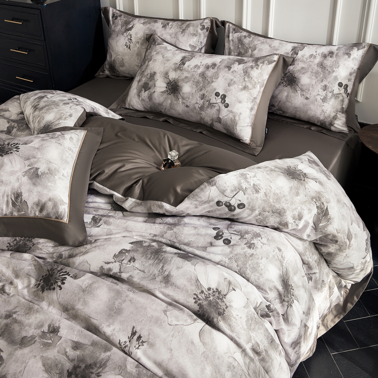 91家纺网 家纺一手货源 找家纺 洺兰家居 2026年新疆长绒棉100支天丝棉高端工艺款床单床笠四件套床上用品 陌上花开